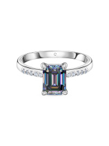 Кольцо с бриллиантами и муассанитом цвета мистик